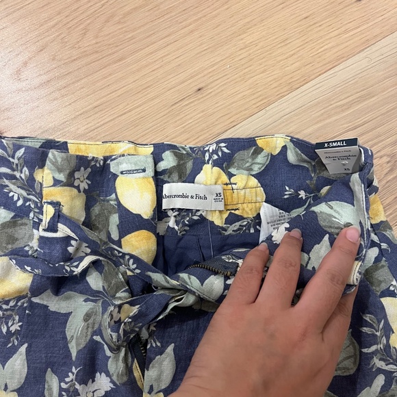 NWT Abercrombie Lemon high waisted print shorts - XS - Picture 2 of 2